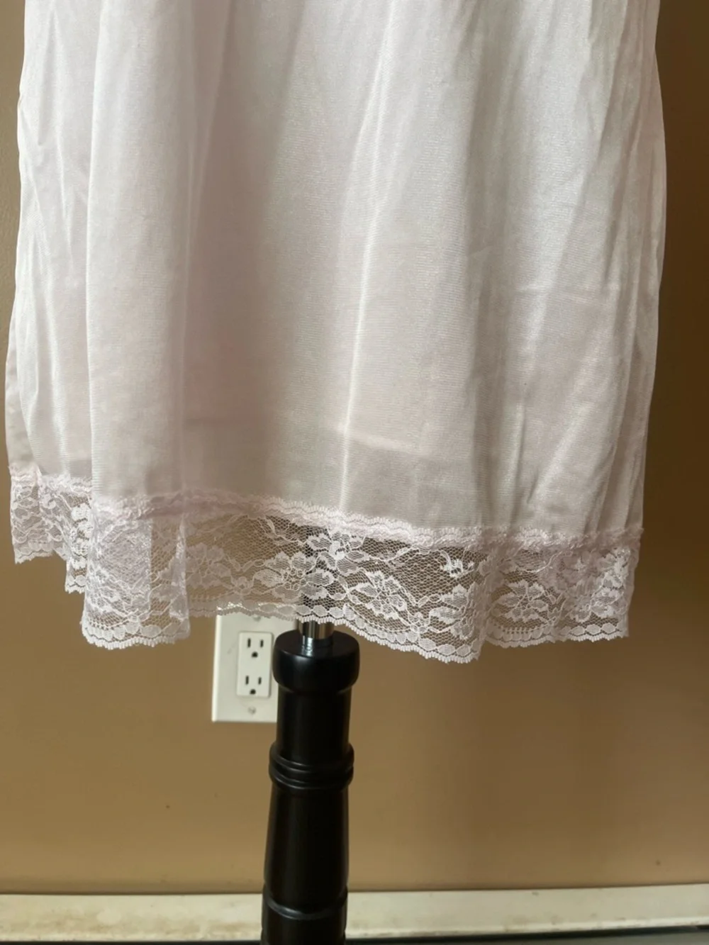 Vintage 1960-1970s Delicate Lace-Trim nightgown in Soft Pink size large (40) - Picture 3 of 7